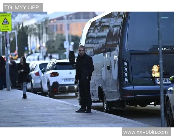 巴萨今日训练前为西班牙列车事故遇难者举行默哀仪式表达哀悼之情 巴萨今日训练前为西班牙列车事故遇难者举行默哀仪式表达哀悼之情